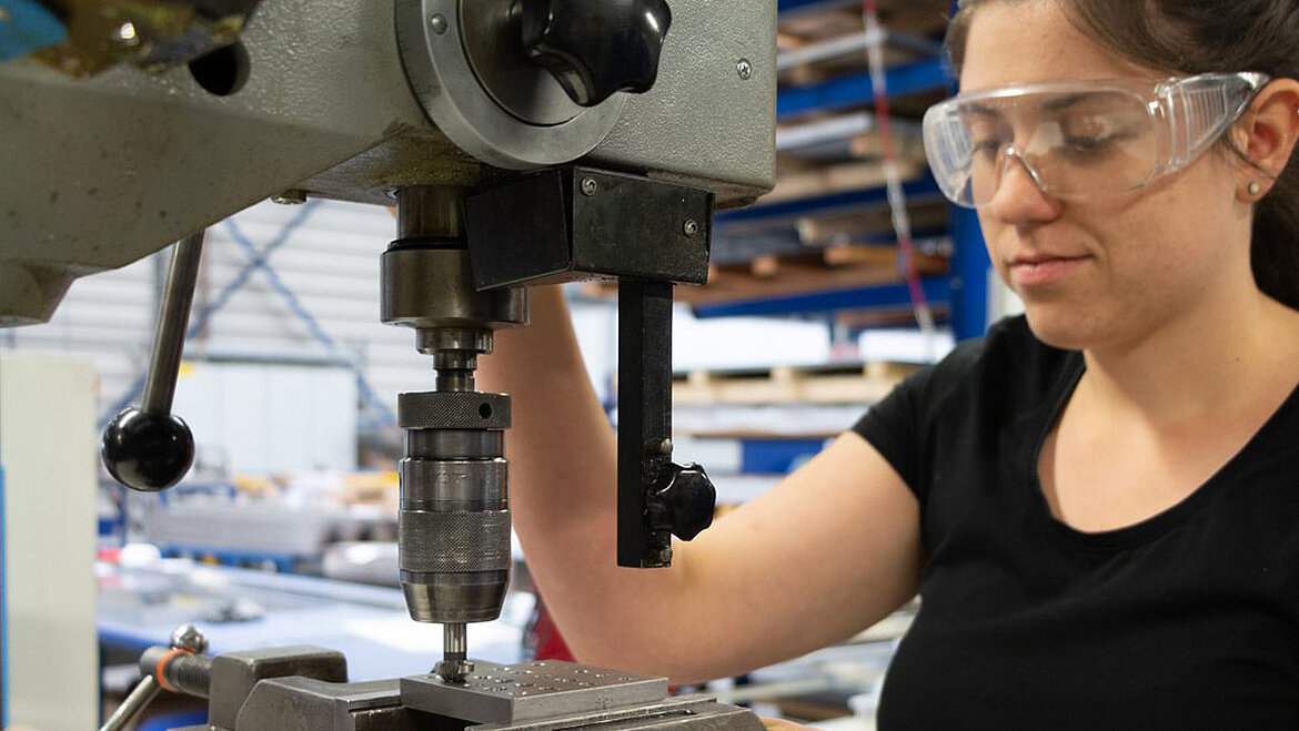 Technischer Produktdesigner bei LAMILUX - Bohren in der Lehrwerkstatt