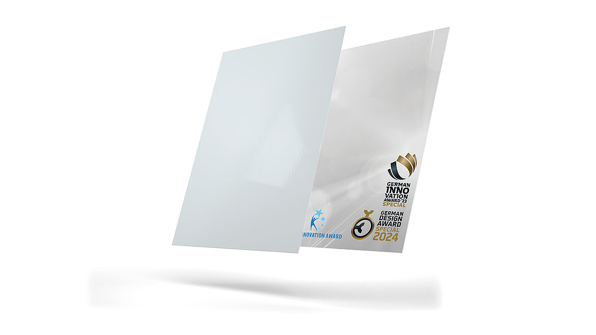 Zwei sich überlappende GFK-Platten, eine neutral und eine mit den Logos des German Innovation Award 2023 und German Design Award 2024