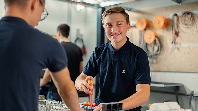 LAMILUX Azubis in der Werkstatt
