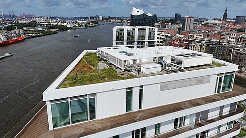 Blick auf die oberste Etage eines Gebäudes am Hamburger Strandkai mit LAMILUX RDA-Anlage