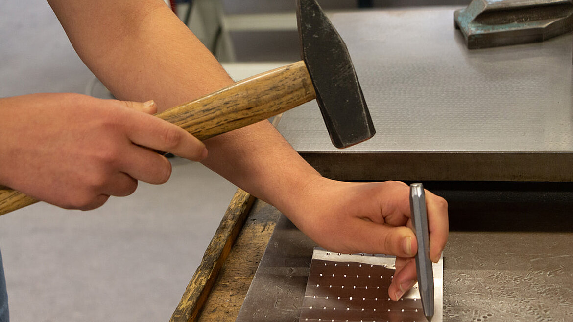 Anreisen, körnen und feilen in der Lehrwerkstatt von LAMILUX