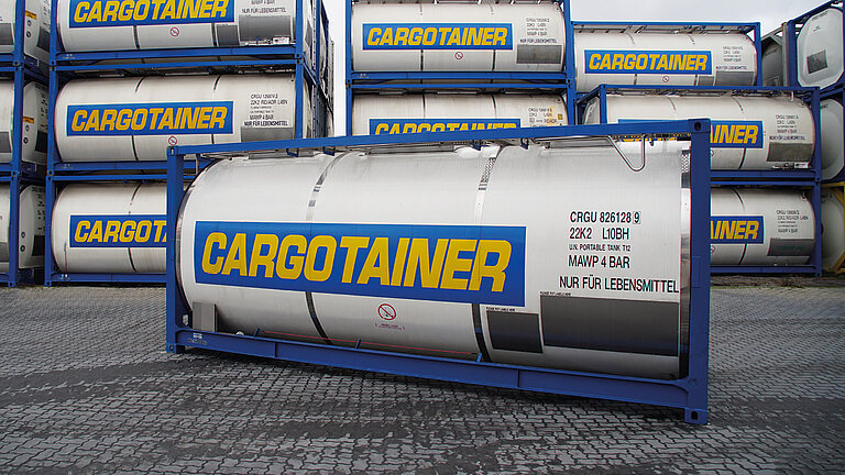 Weißer ISO-Tankcontainer mit der Aufschrift "CARGOTAINER" mit GFK-Tankverkleidung