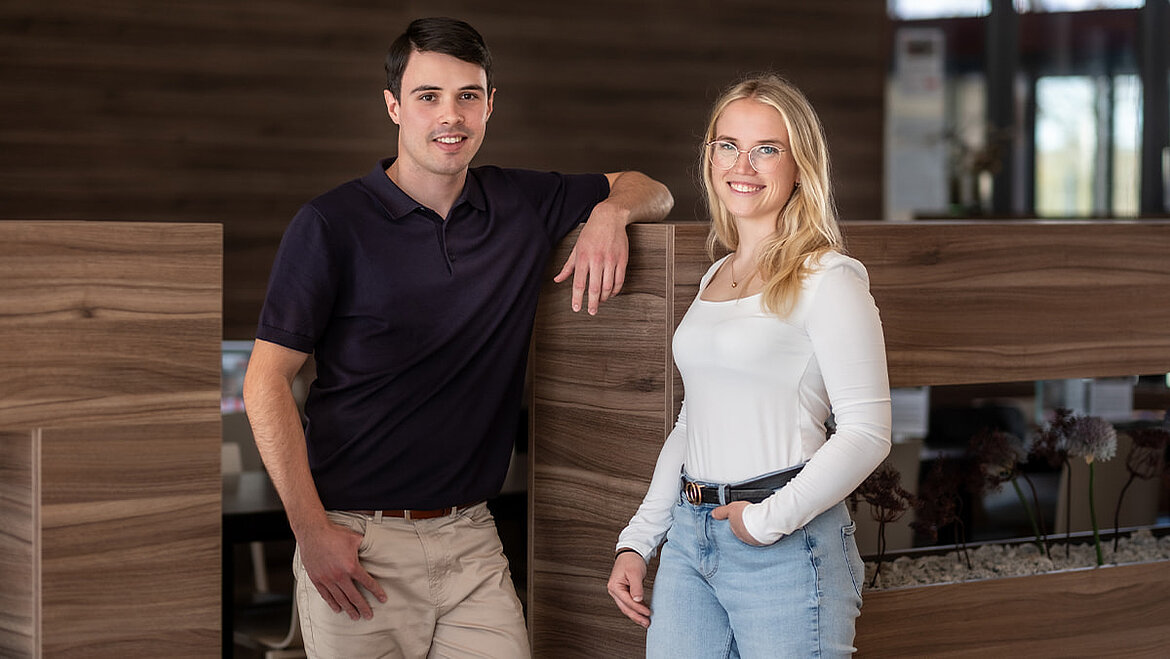 Zwei Studenten stehen in der Betriebskantine