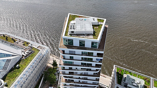 Dach eines Gebäudes am Hamburger Strandkai mit LAMILUX RDA-Anlage